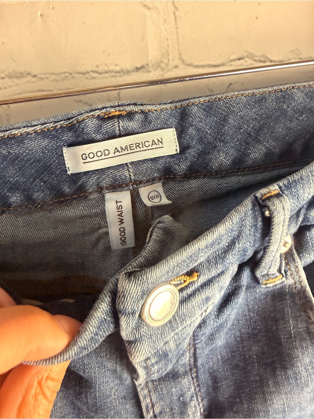 Good American Good Waist Slim Straight Mid Wash Jeans Size 12/31 - Picture 6 of 8